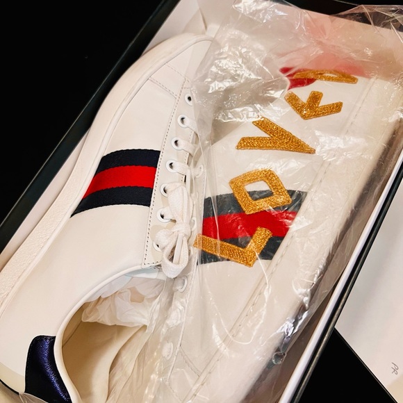 Gently worn Women’s Gucci “Loved” sneakers. Gucci size 40 or US size 10. Worn 2x - Picture 3 of 4